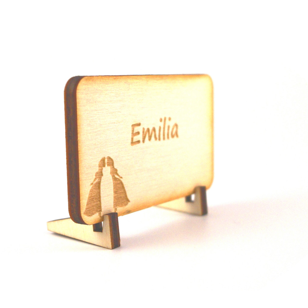 Tischkarte aus Holz mit Hochzeitspaar zwei Frauen und mit Namensgravur Emilia