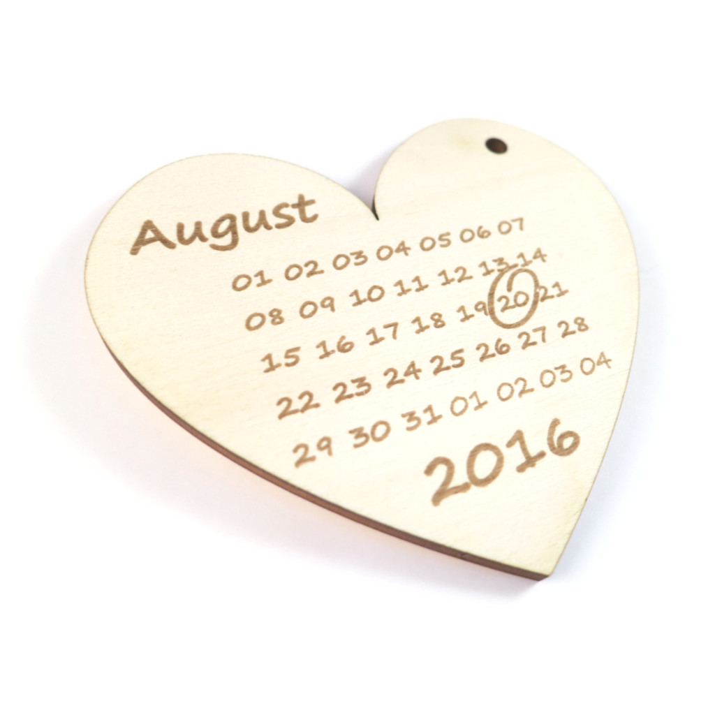 Hochzeit - Originelle Einladungskarte aus Holz "SAVE THE DATE" - Rückseite Kalender