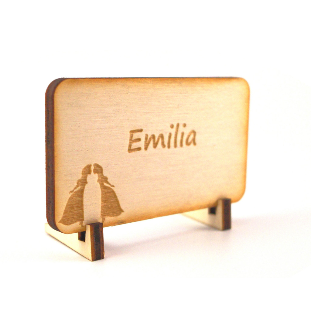 Tischkarte aus Holz mit Hochzeitspaar zwei Frauen und mit Namensgravur Emilia