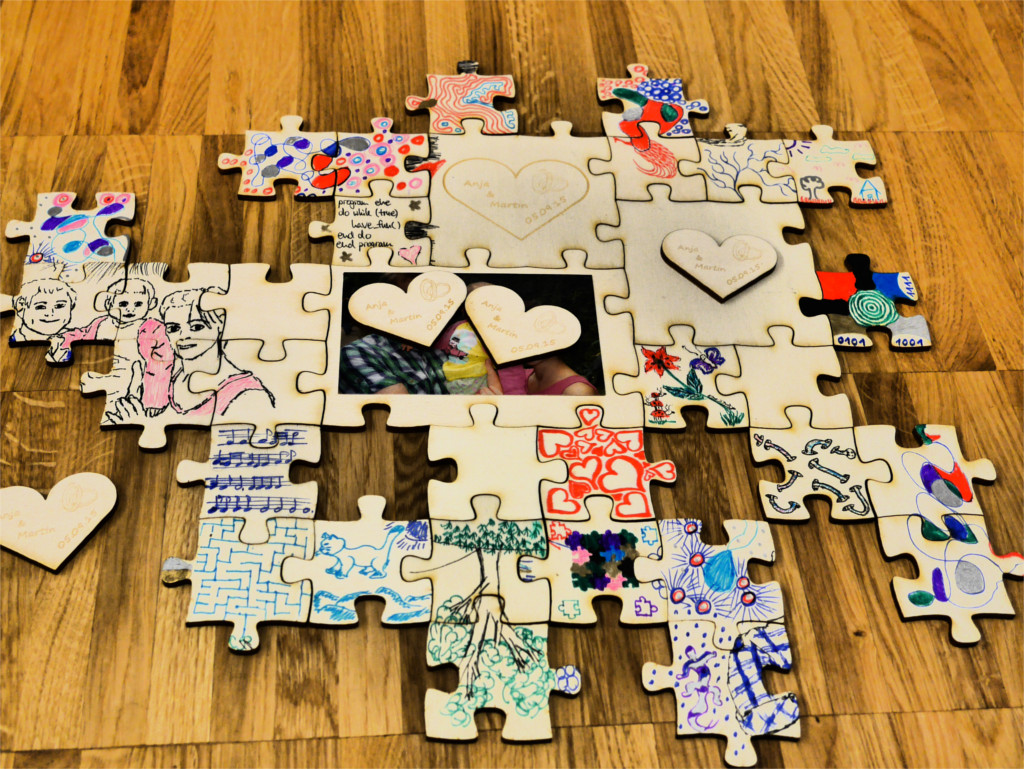 Holzpuzzle - Hochzeitspuzzle Set mit Gravurmöglichkeit Beispiel bemalt