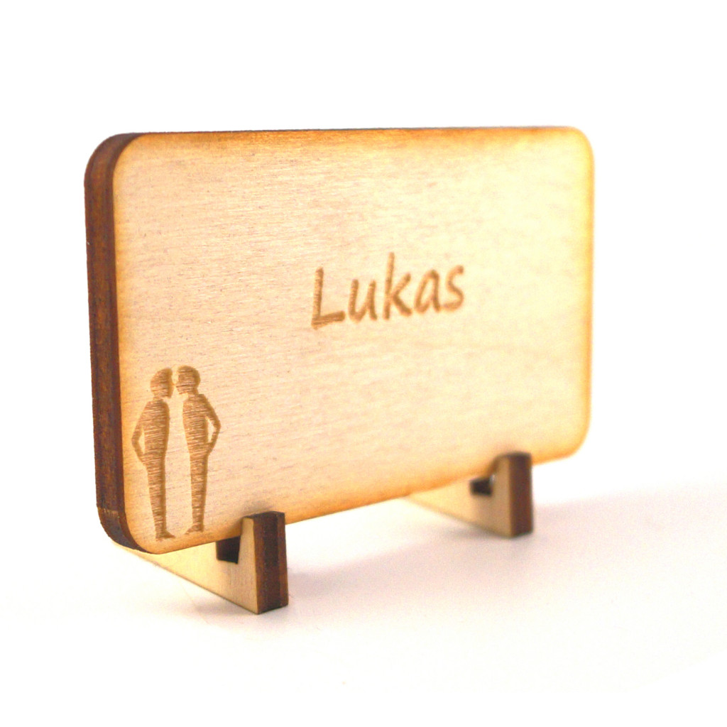 Tischkarte aus Holz mit Hochzeitspaar zwei Männer und mit Namensgravur Lukas