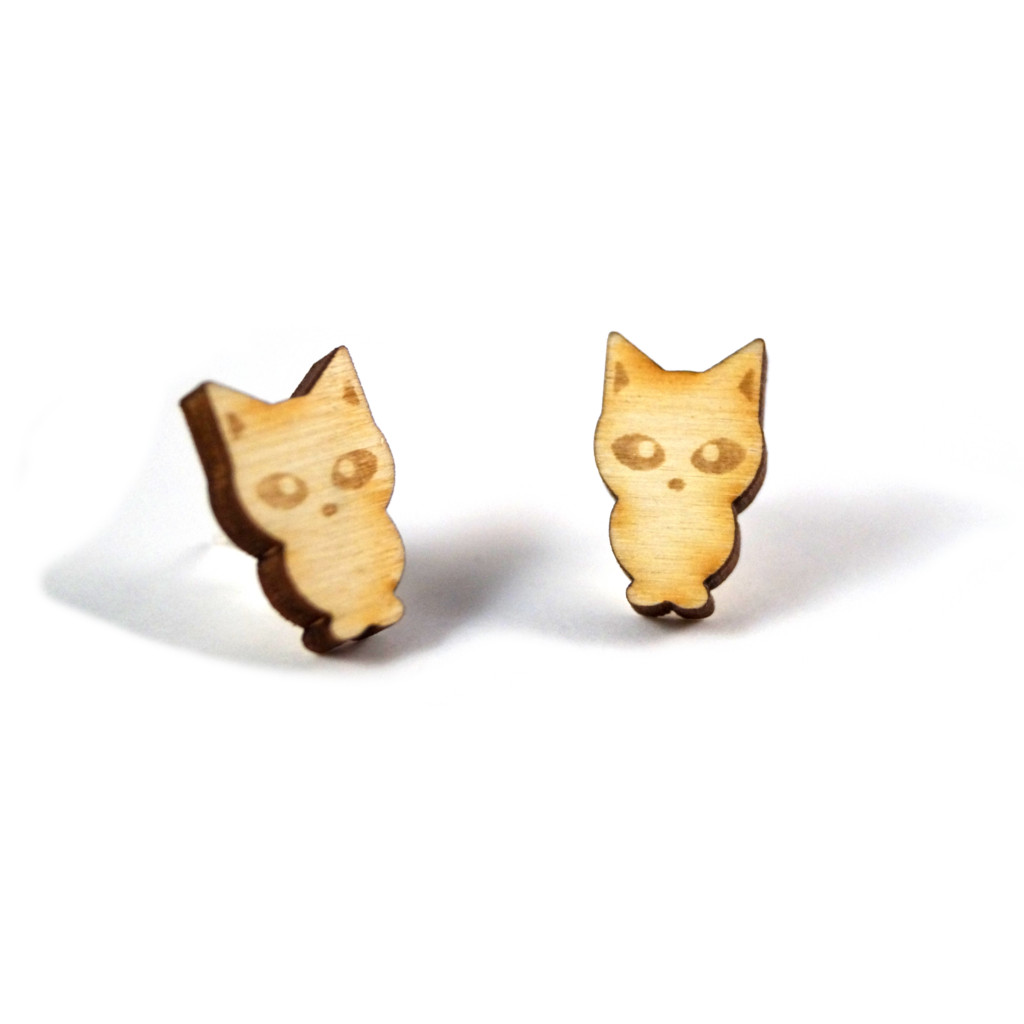 Ohrstecker aus Holz in Form einer Katze