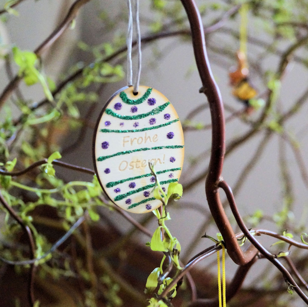 Geschenk Anhänger Osterei mit Gravur "Frohe Ostern" - bemaltes Beispiel