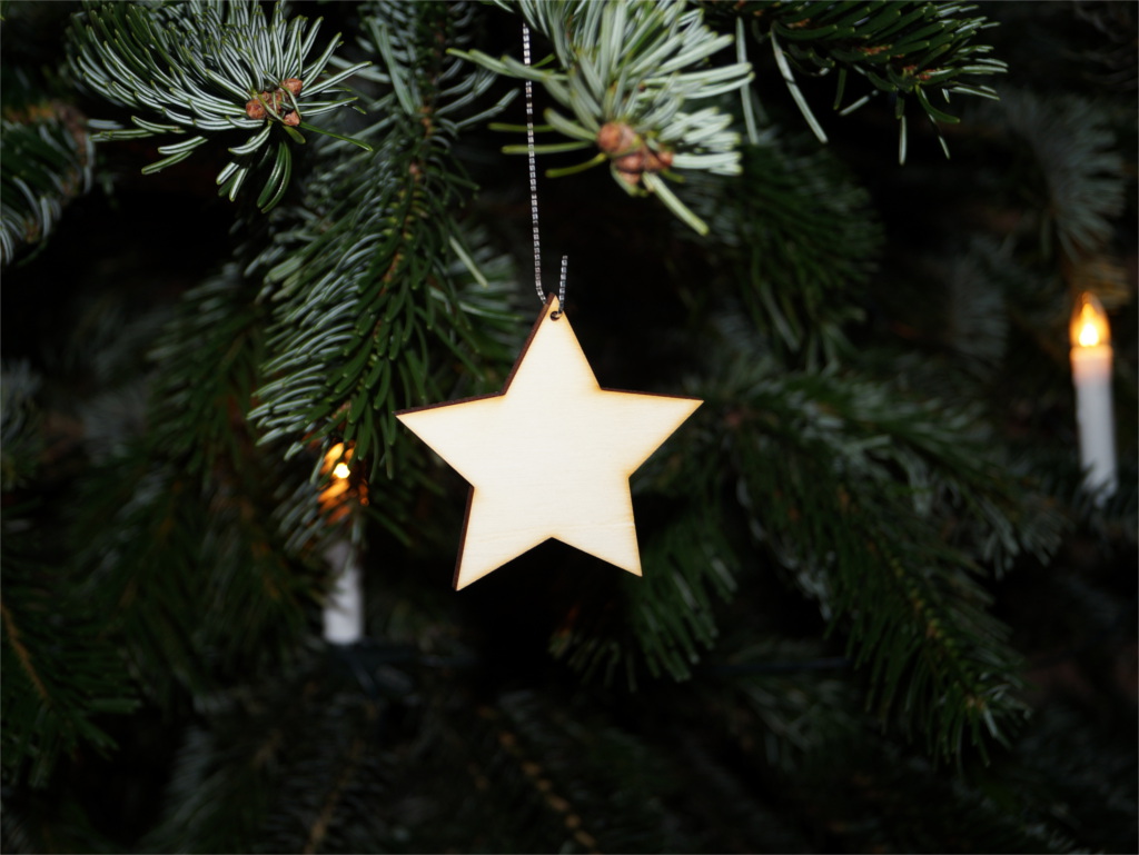 Geschenkanhänger aus Holz als Stern am Weihnachtsbaum - Baumschmuck