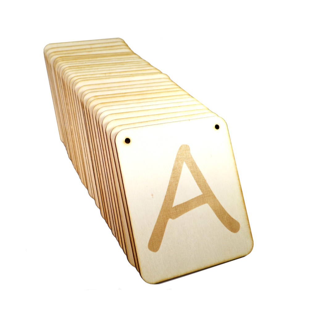 Buchstaben-Tafel aus Holz zum Hinhängen und Basteln | Geschenke-Schuppen.de