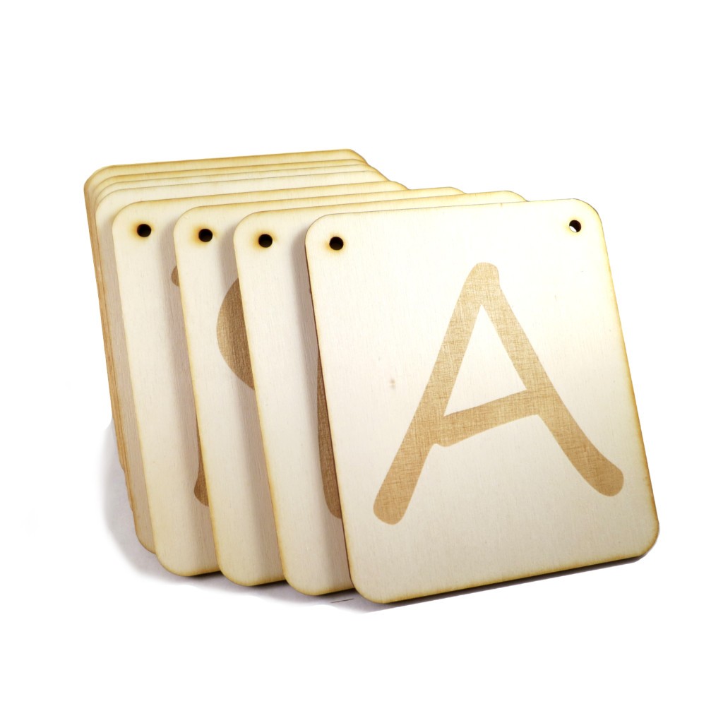 Buchstaben-Tafel aus Holz zum Hinhängen und Basteln
